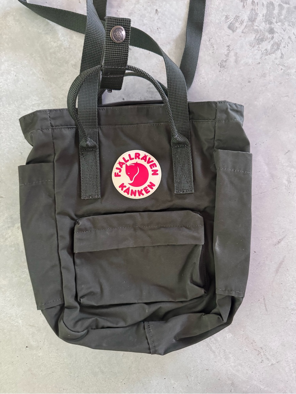 Fjallraven Kånken Small Tote Bag in Dark Green with Pink Logo